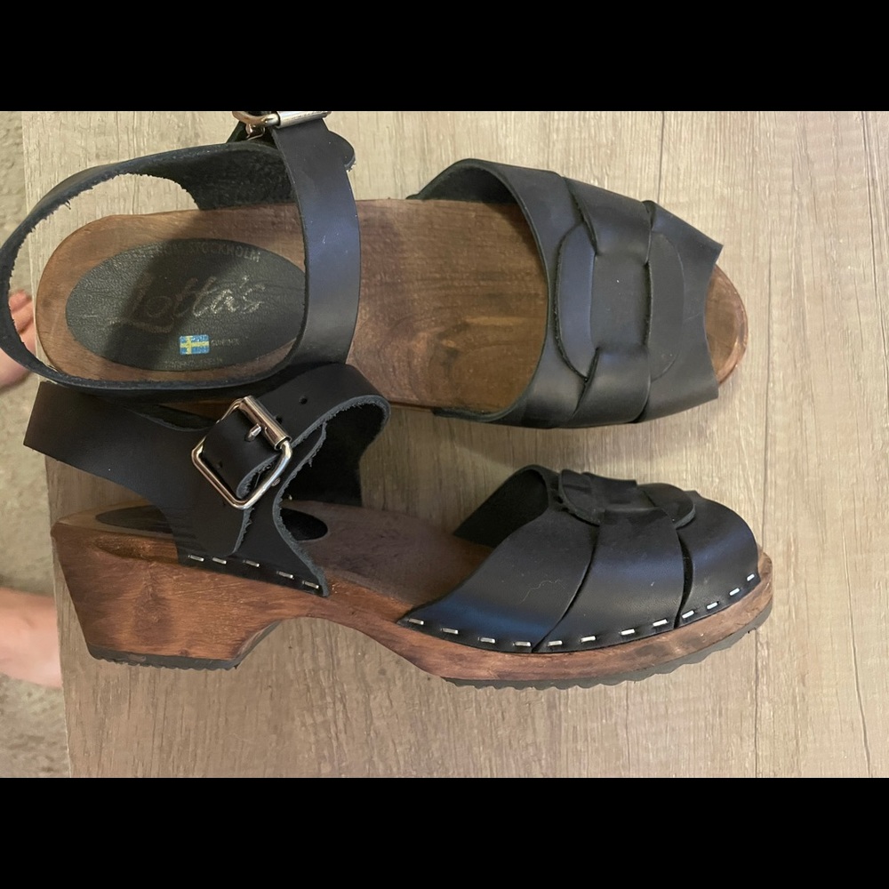 Peep toe lotta clogs